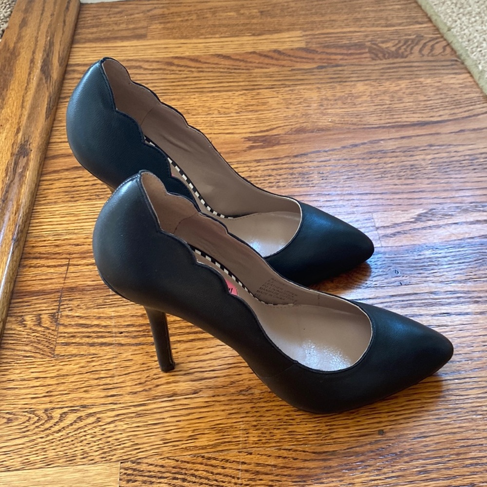 Perfect condition Betsey Johnson scalloped heels 5.5